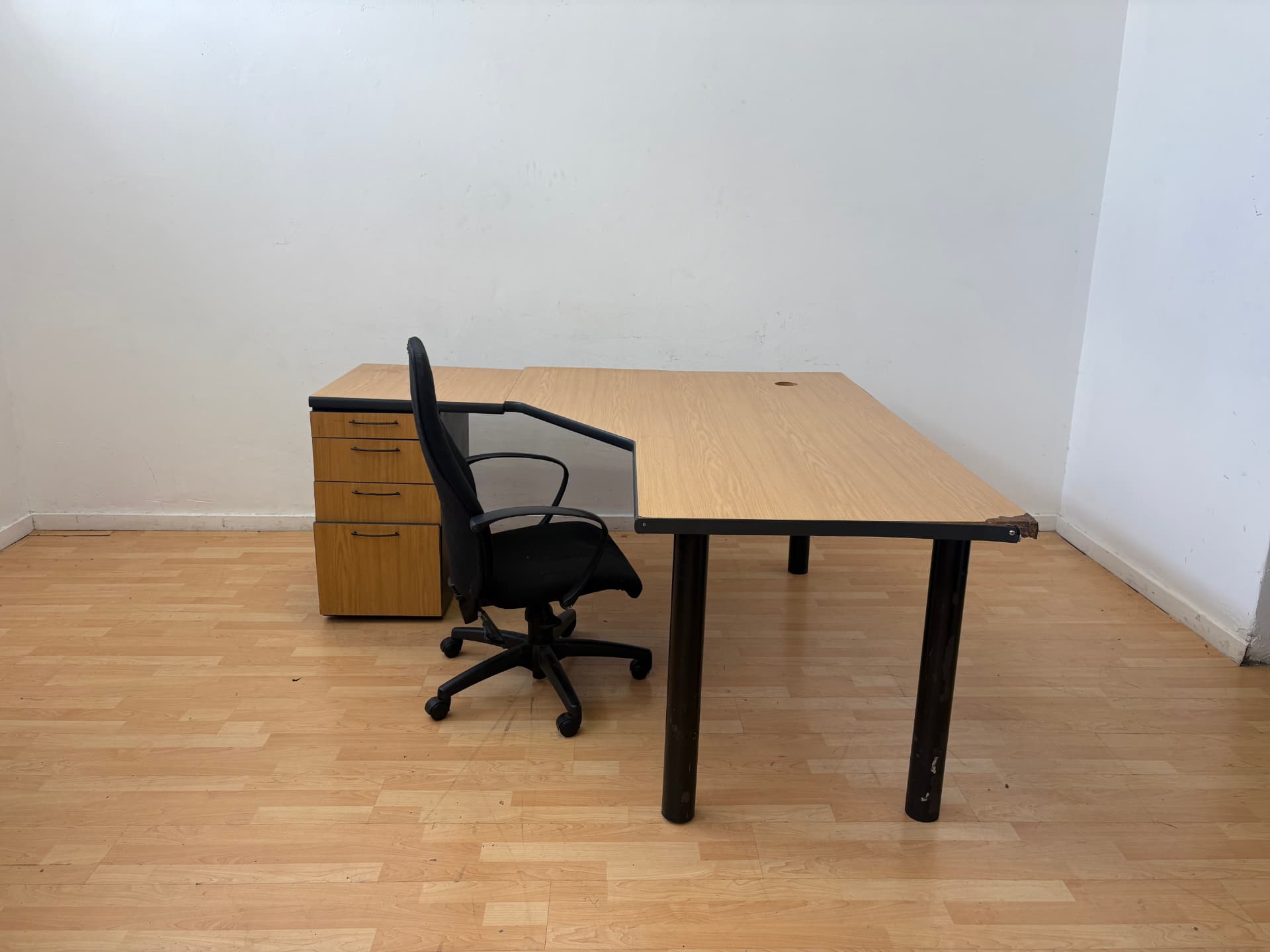 L-shaped Desk with 4 Drawers & Office Chair